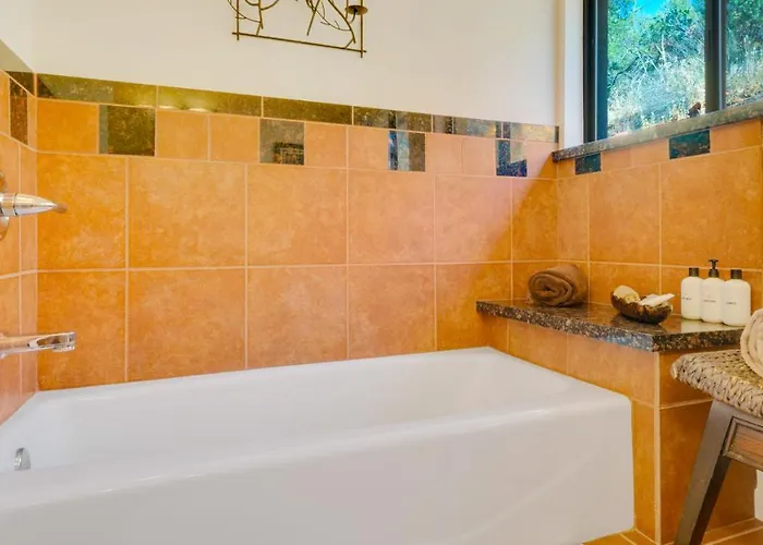 Walk 2 Trails! Pet Friendly! Stunning Views! Holiday home *