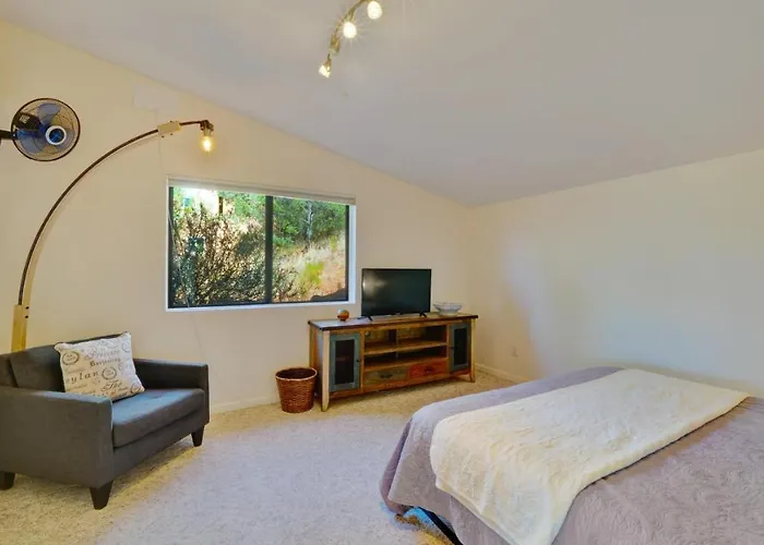 Walk 2 Trails! Pet Friendly! Stunning Views! Holiday home